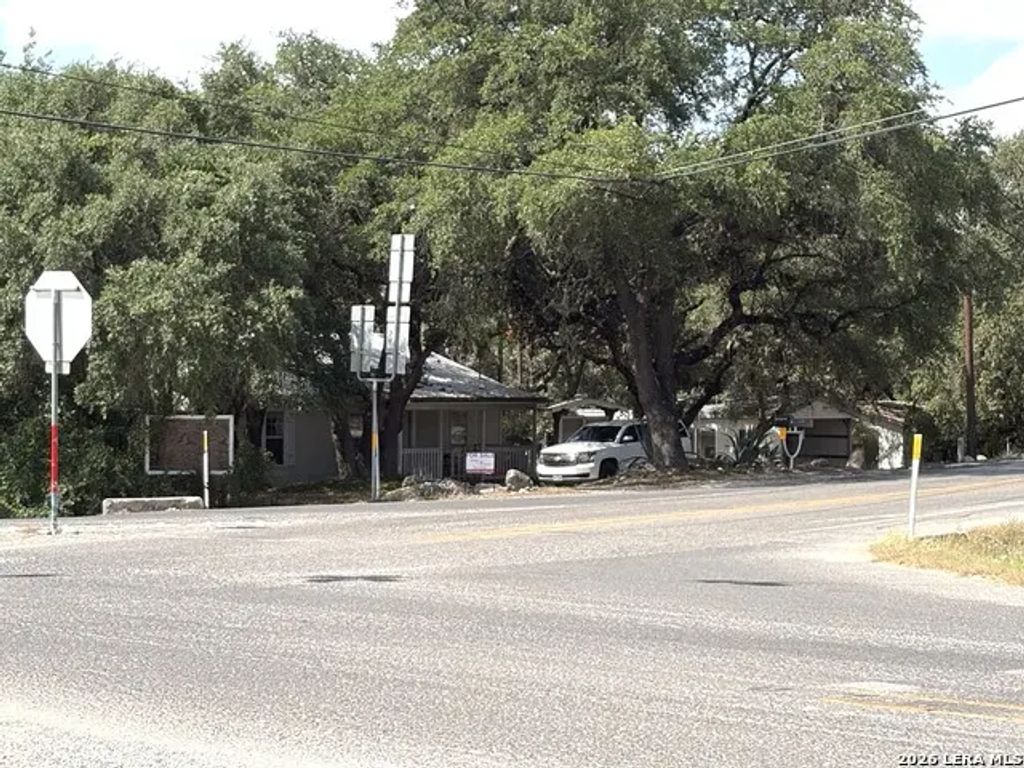 9317 Park Road 37, Lakehills