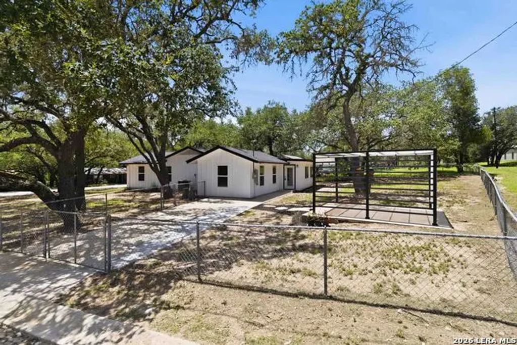 400 Wedgewood Way, Devine