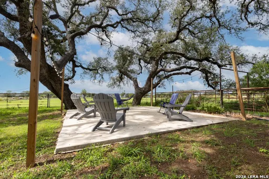 235 County Road 7712, Devine