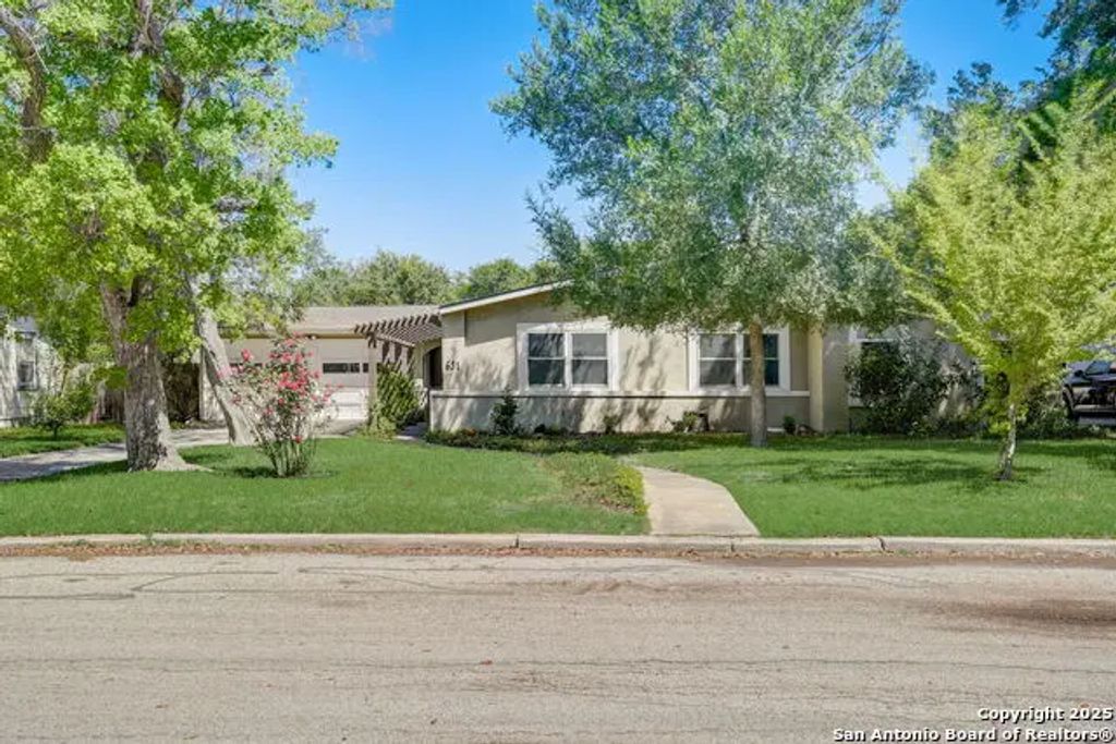 631 E Nottingham Dr, San Antonio