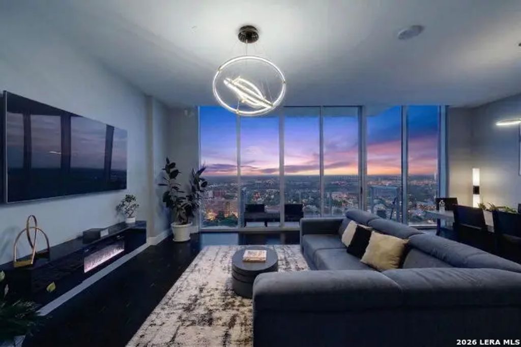 610 E Market St Unit 2605, San Antonio