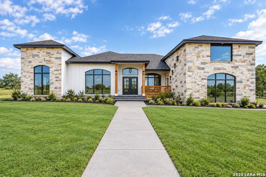 125 Hidden Hills, Floresville