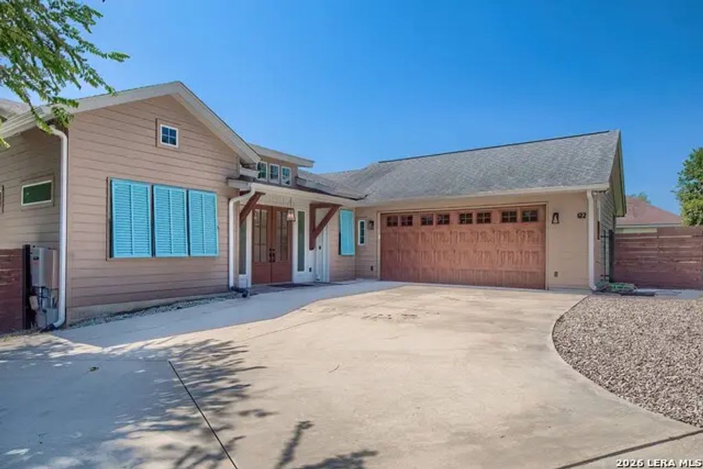 122 Navajo Trl, Seguin