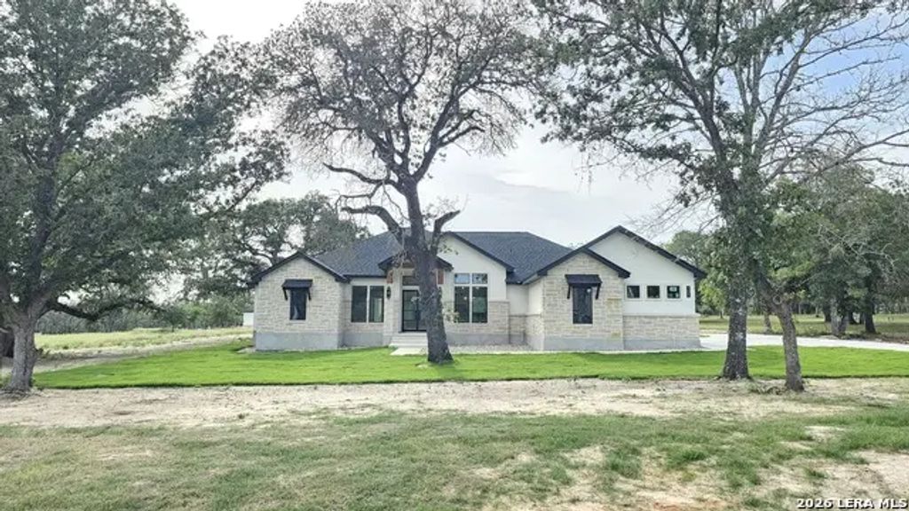 105 Pioneer Trl, Adkins