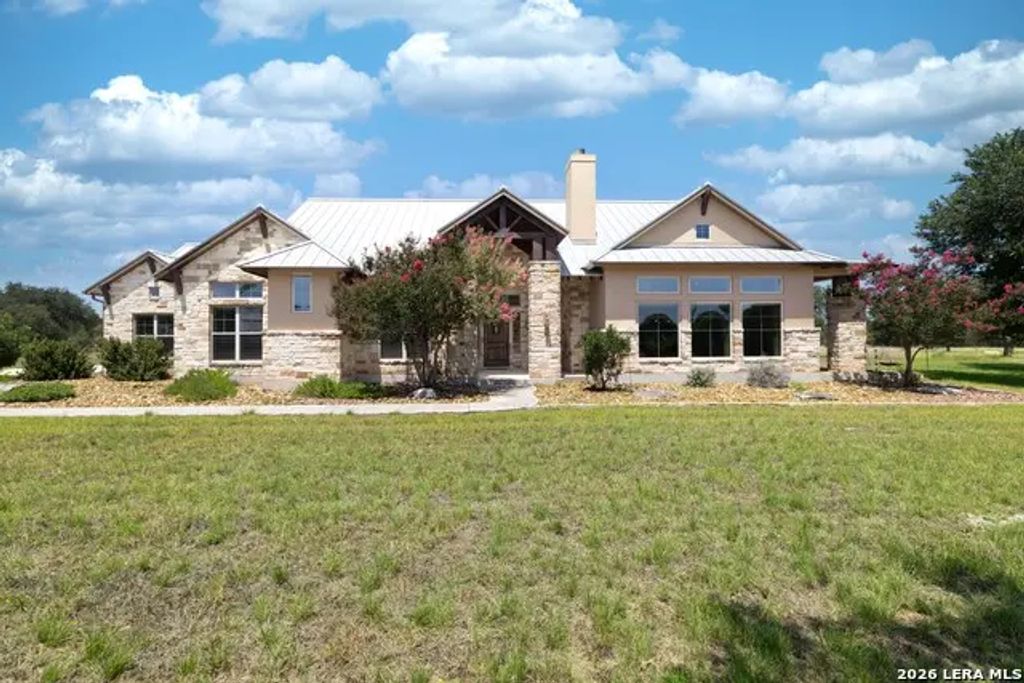 762 Buckskin Trl, Bandera