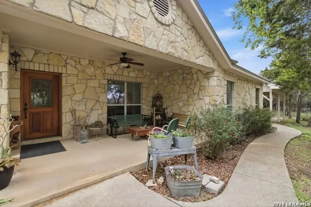 707 Oakridge Ln, Pipe Creek