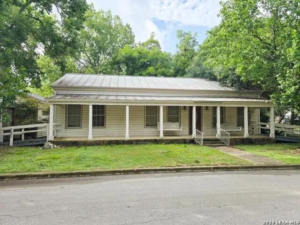 695 W Klingemann St, New Braunfels