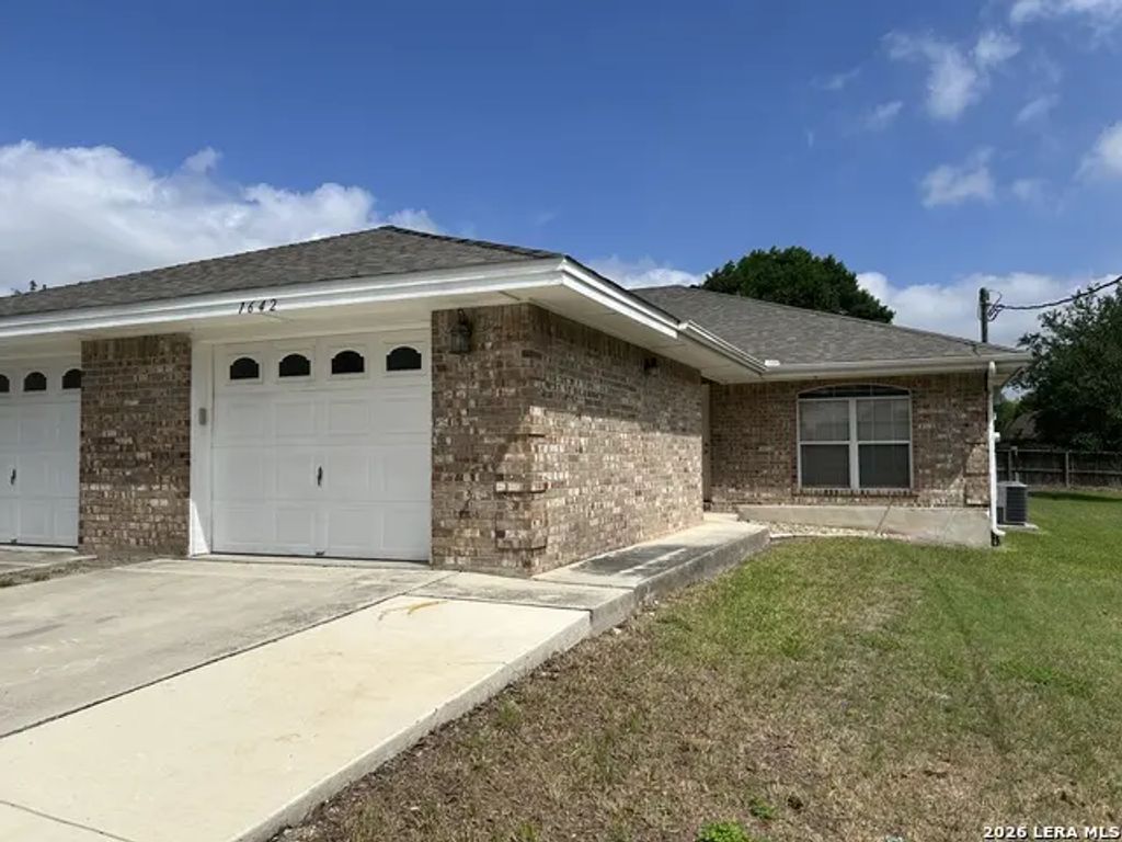 1642 W County Line Rd, New Braunfels