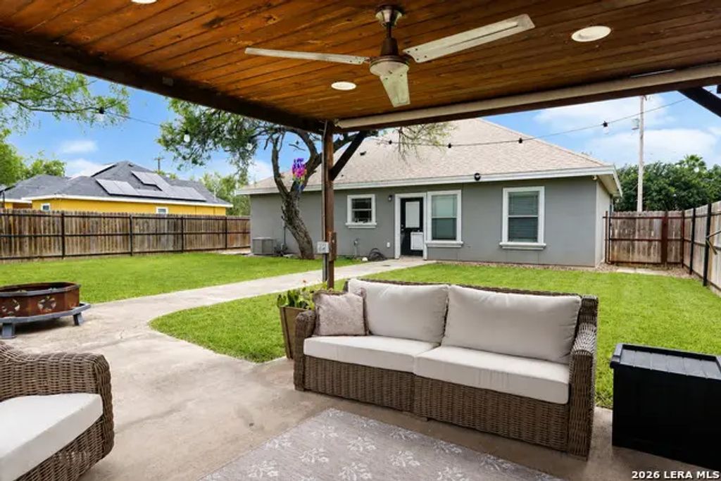 110 Rio Grande St, Uvalde