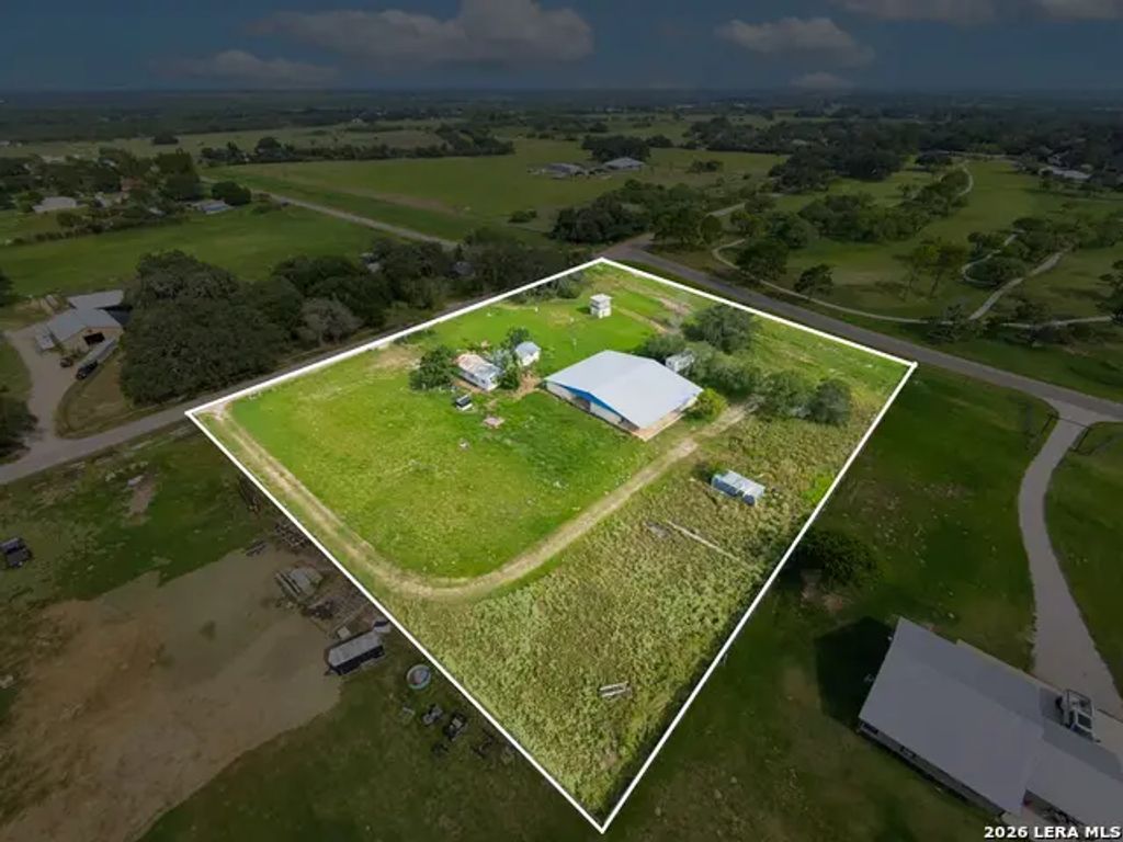 2721 County Road 676, Devine