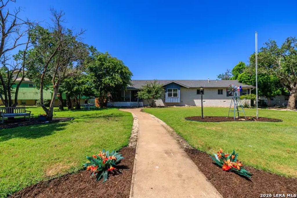 1009 W Main St, Kerrville
