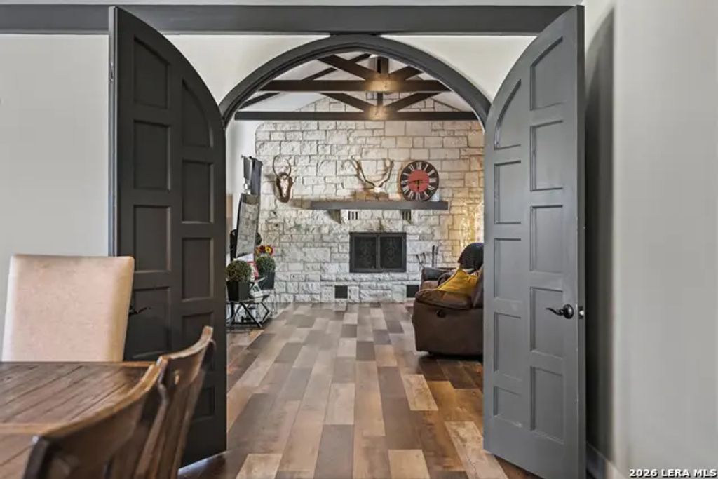 1009 W Main St, Kerrville