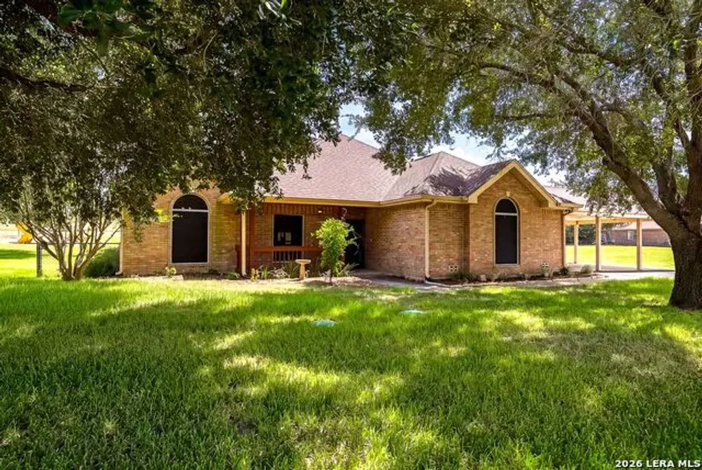 516 Lake Valley Dr, La Vernia