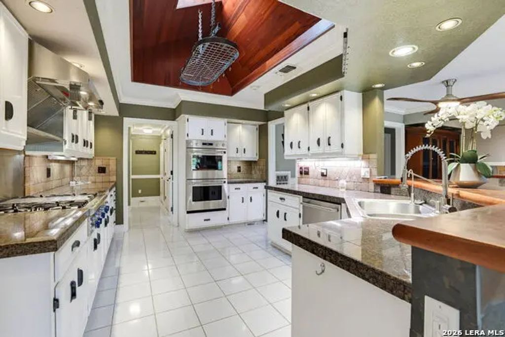 6013 Bayou Bnd, Windcrest