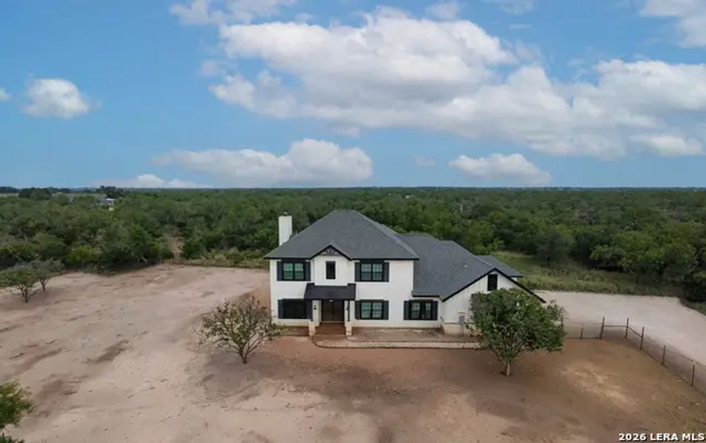 914 County Road 7718, Devine