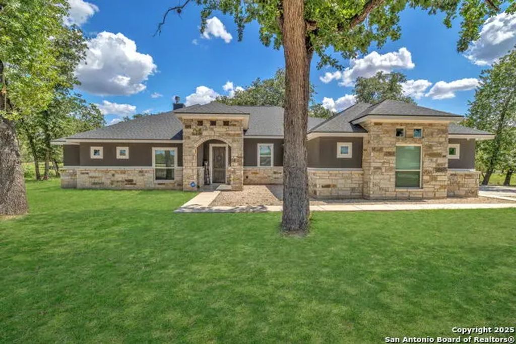 221 Cibolo Ridge Dr, La Vernia