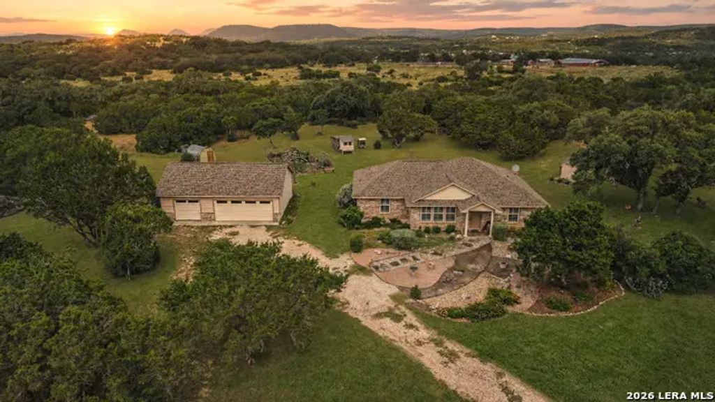 294 Mustang Pass, Bandera
