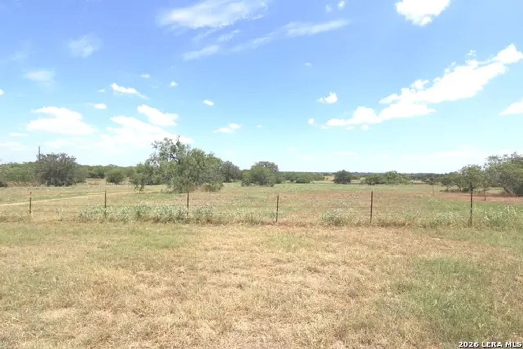 1753 County Road 124, Floresville