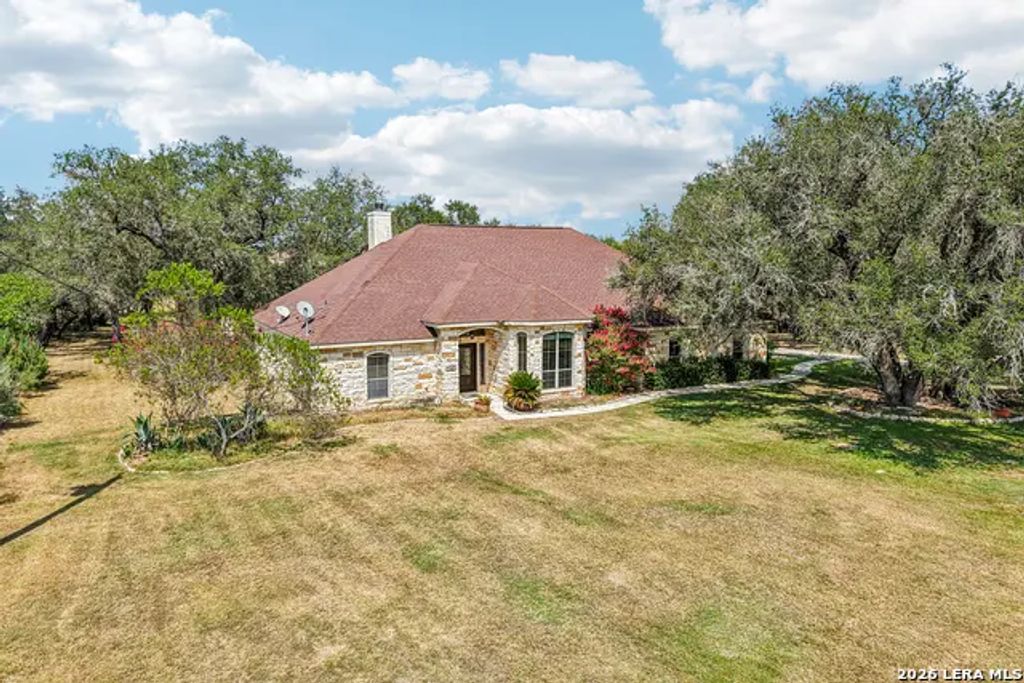 108 Medora Branch, Floresville