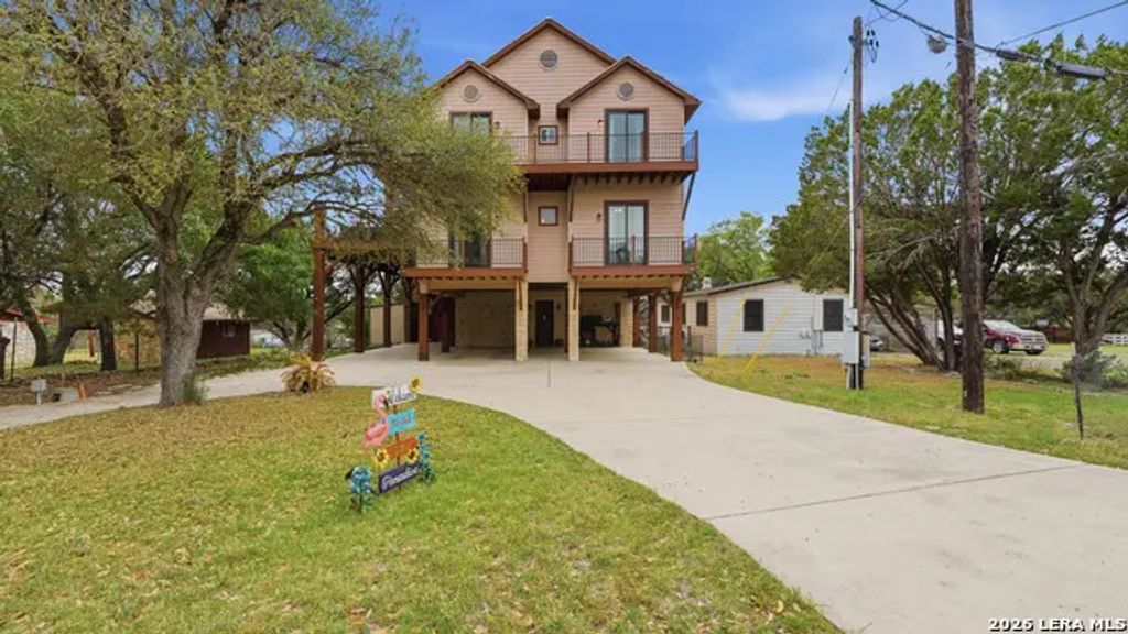 628 Country, Canyon Lake
