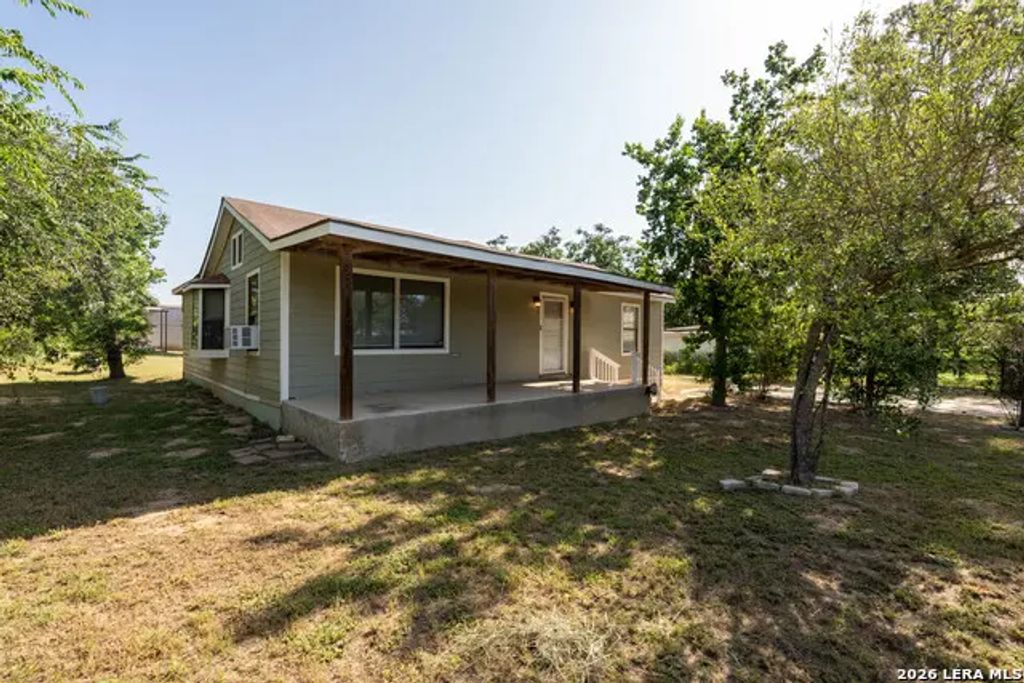 620 Viewpoint Dr, Poteet
