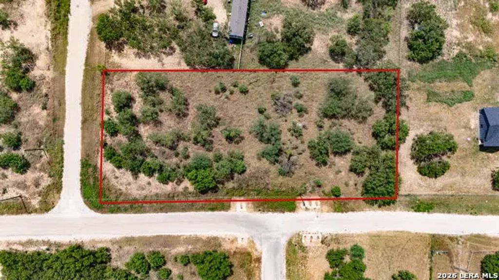 100 County Road 2669, Devine