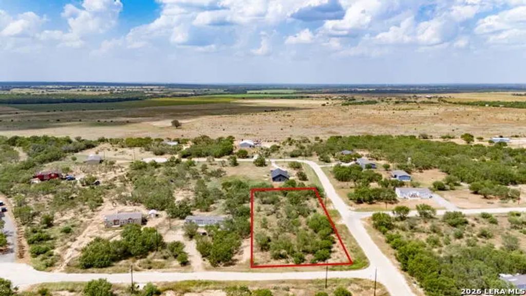 100 County Road 2669, Devine