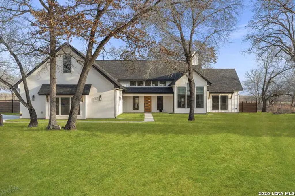 200 Oak Fields Dr, Floresville