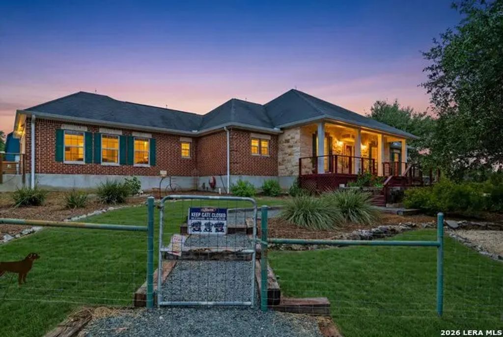 1610 Hilltop Rdg, New Braunfels