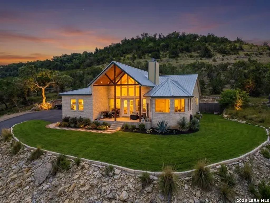 348 White Oak Dr, Canyon Lake