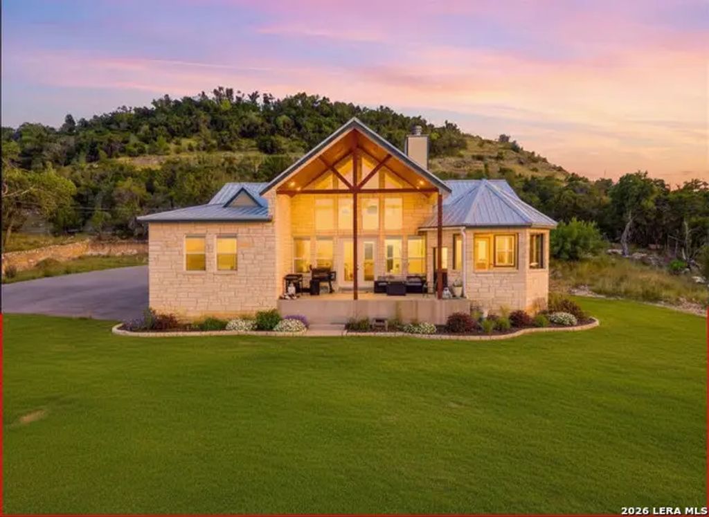 348 White Oak Dr, Canyon Lake