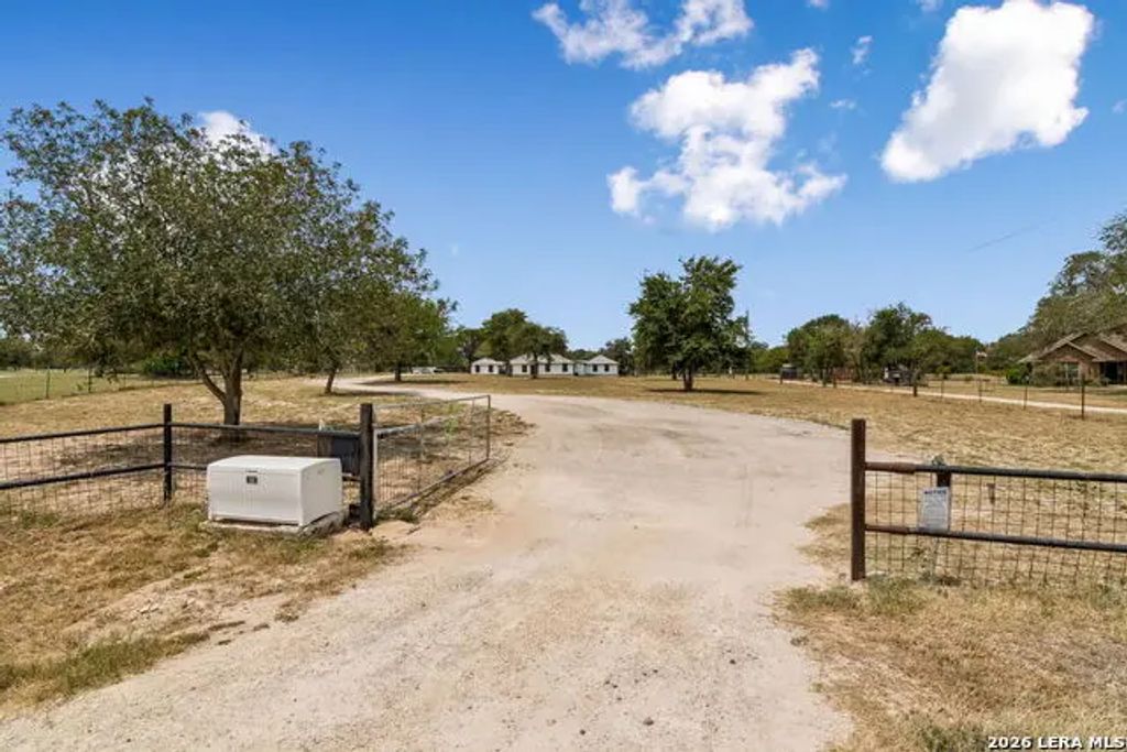 307 Broken Arrow, Floresville