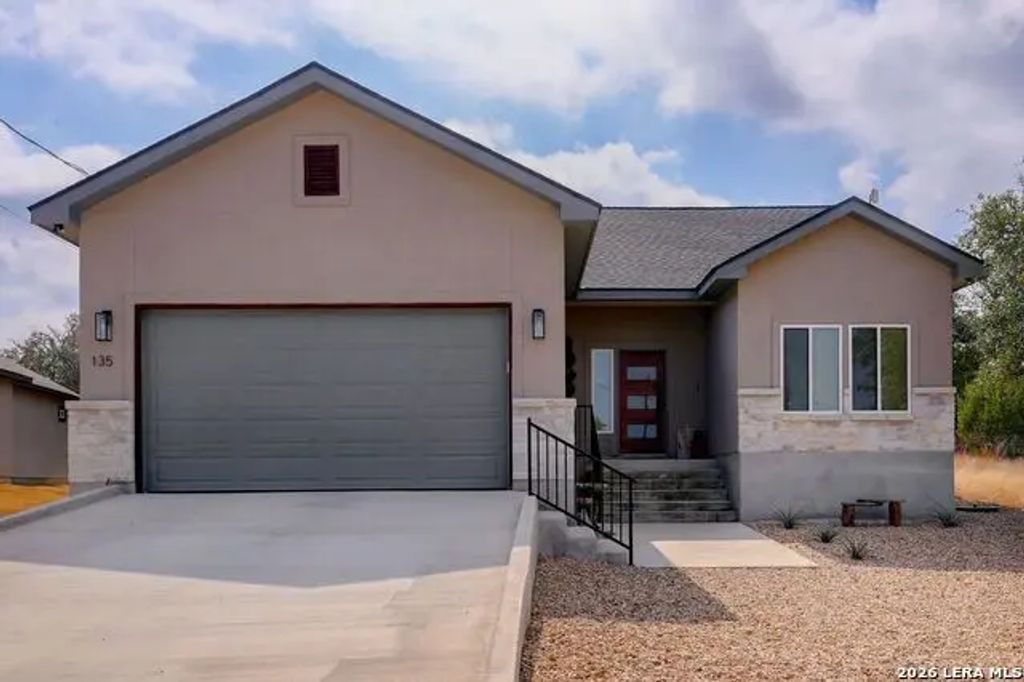 135 West Pat Dolan, Blanco