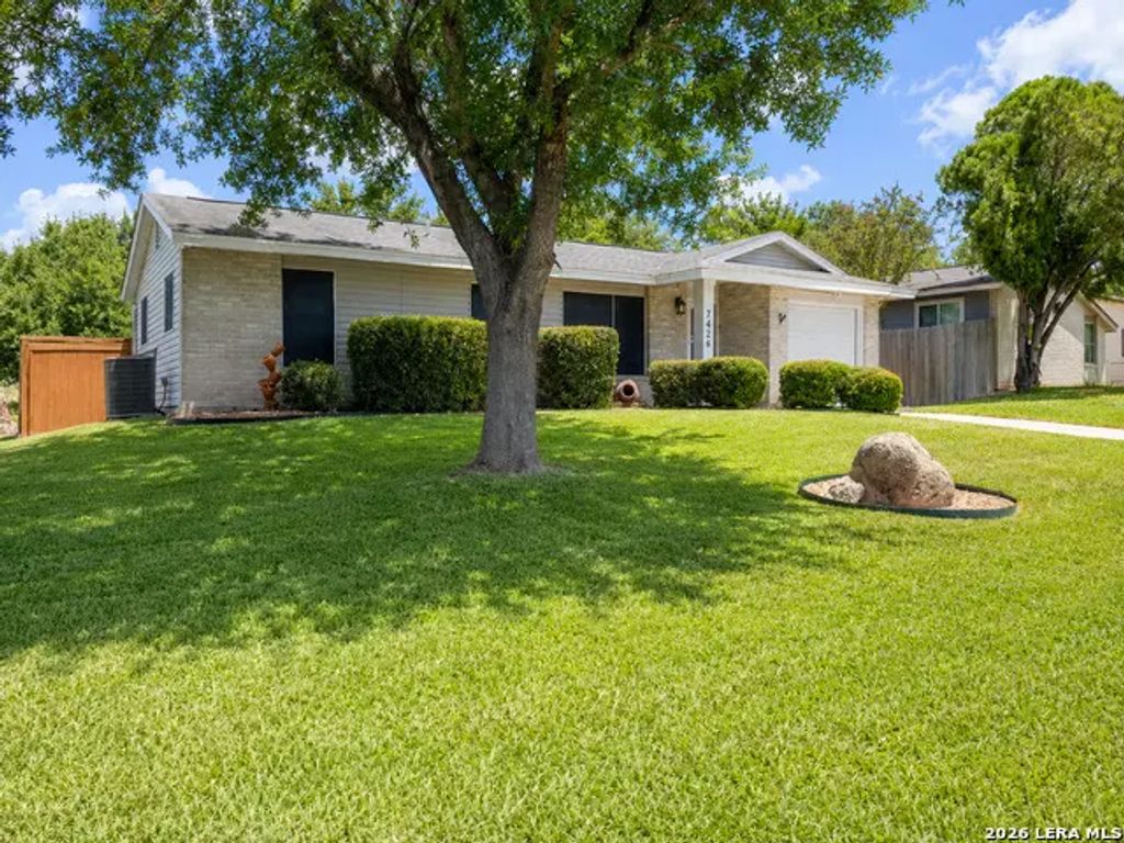 7426 Mountain Oak Trl, Live Oak
