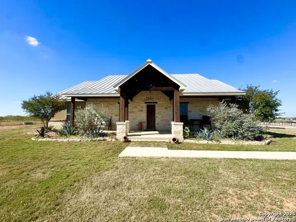 16489 Fm 472, Devine