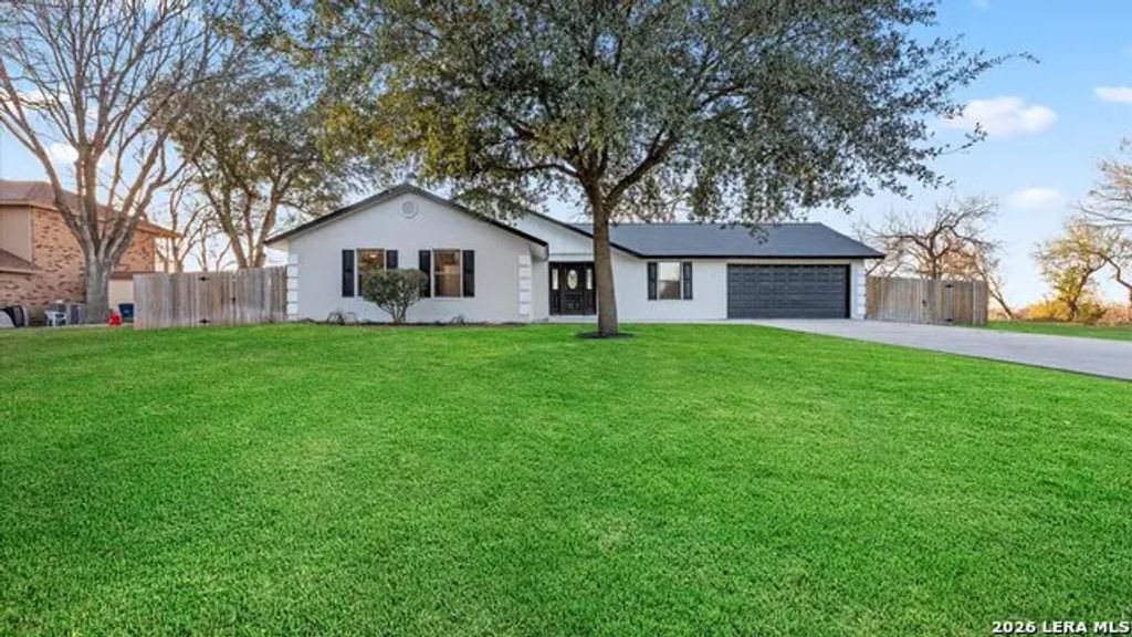 300 Ridge Crest Dr, Seguin