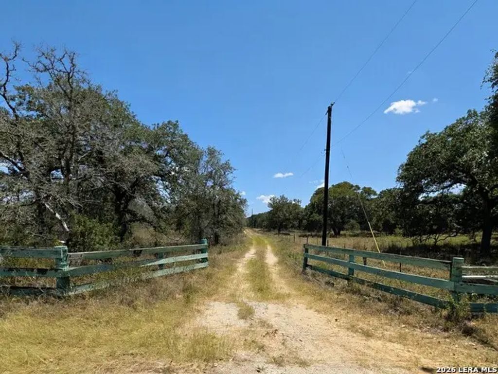 2404 County Road 320, Floresville