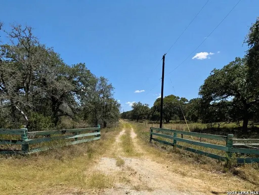 2404 County Road 320, Floresville