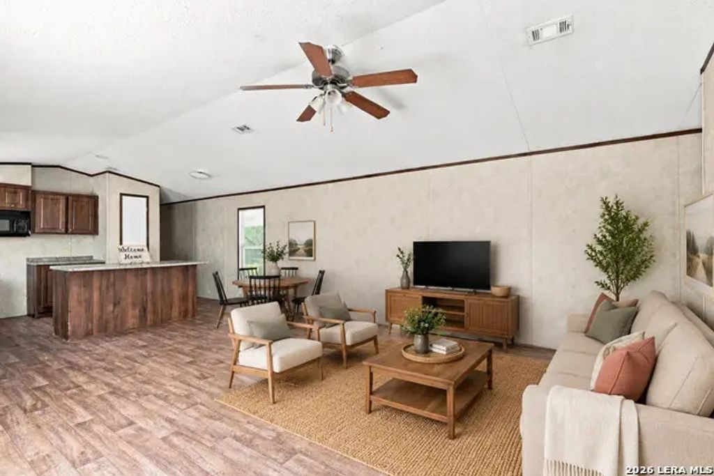 138 County Road 2666, Devine