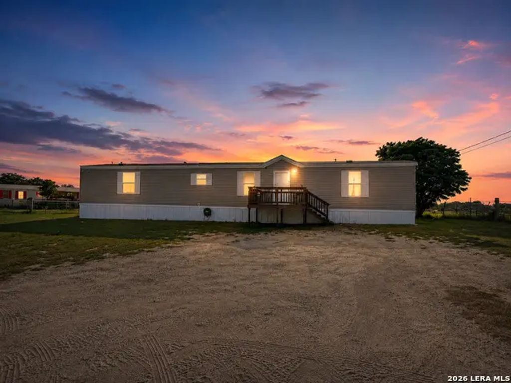 4814 Young Oak, Elmendorf