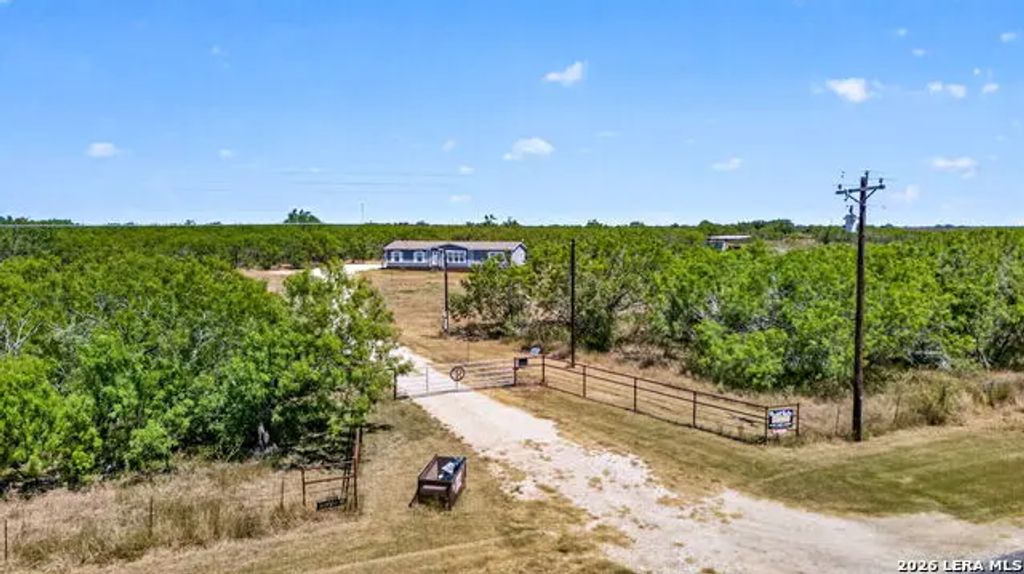 3660 Bluntzer Rd, Jourdanton