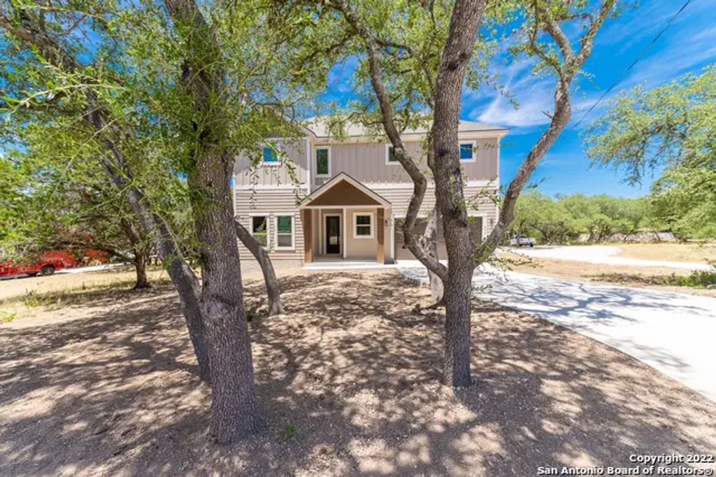 677 Circleview Dr, Canyon Lake