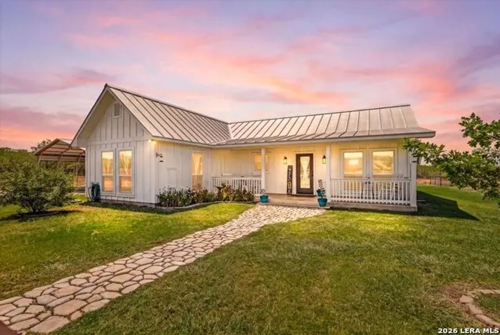 977 Private Road 1688, Moore