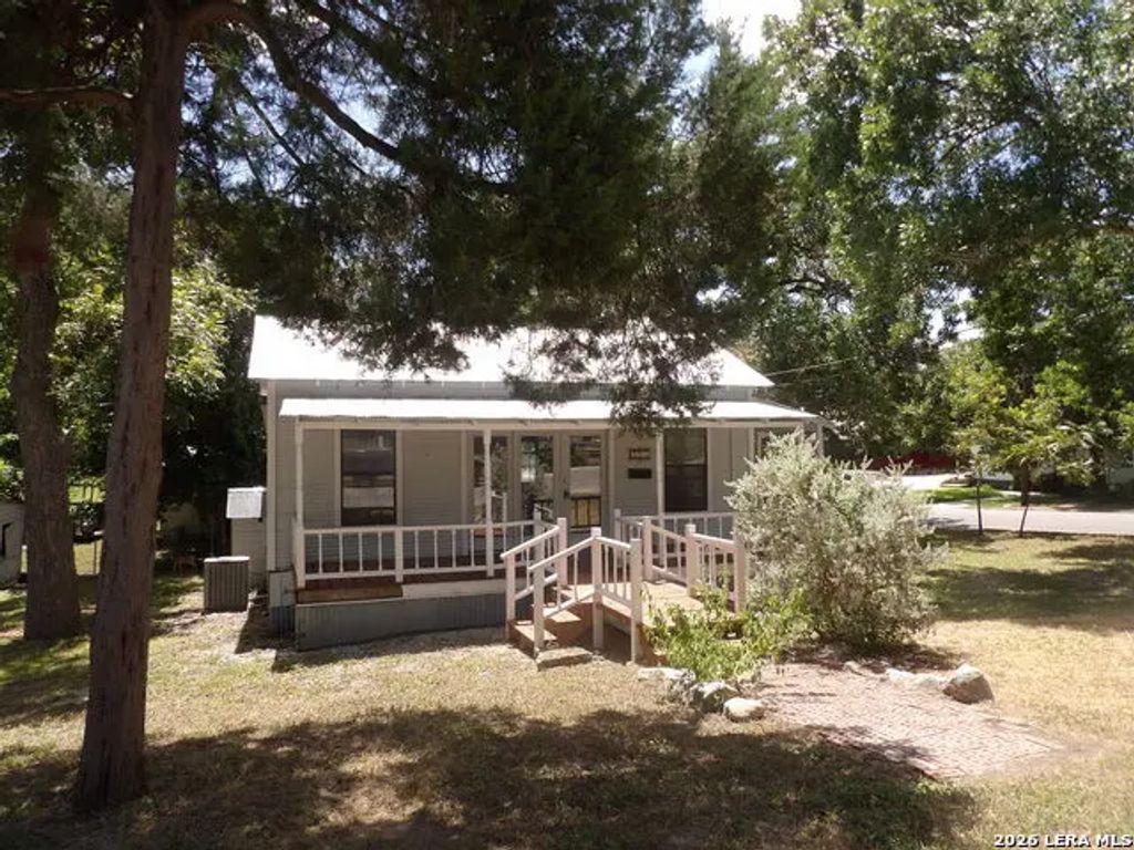 493 W Jahn St, New Braunfels