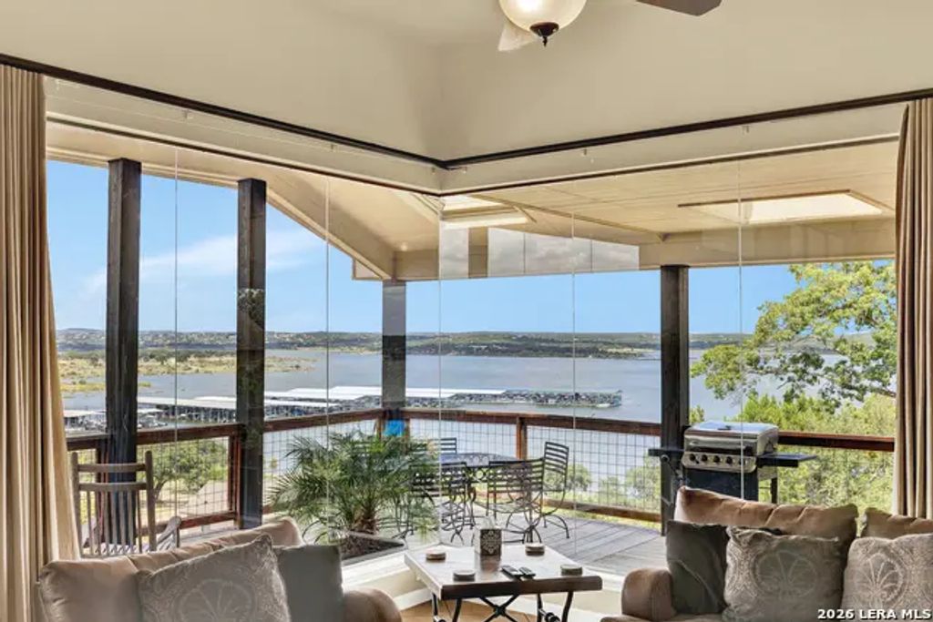 1525 W Lakeside Dr, Canyon Lake