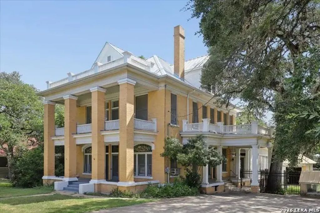 504 S Main St, Lockhart