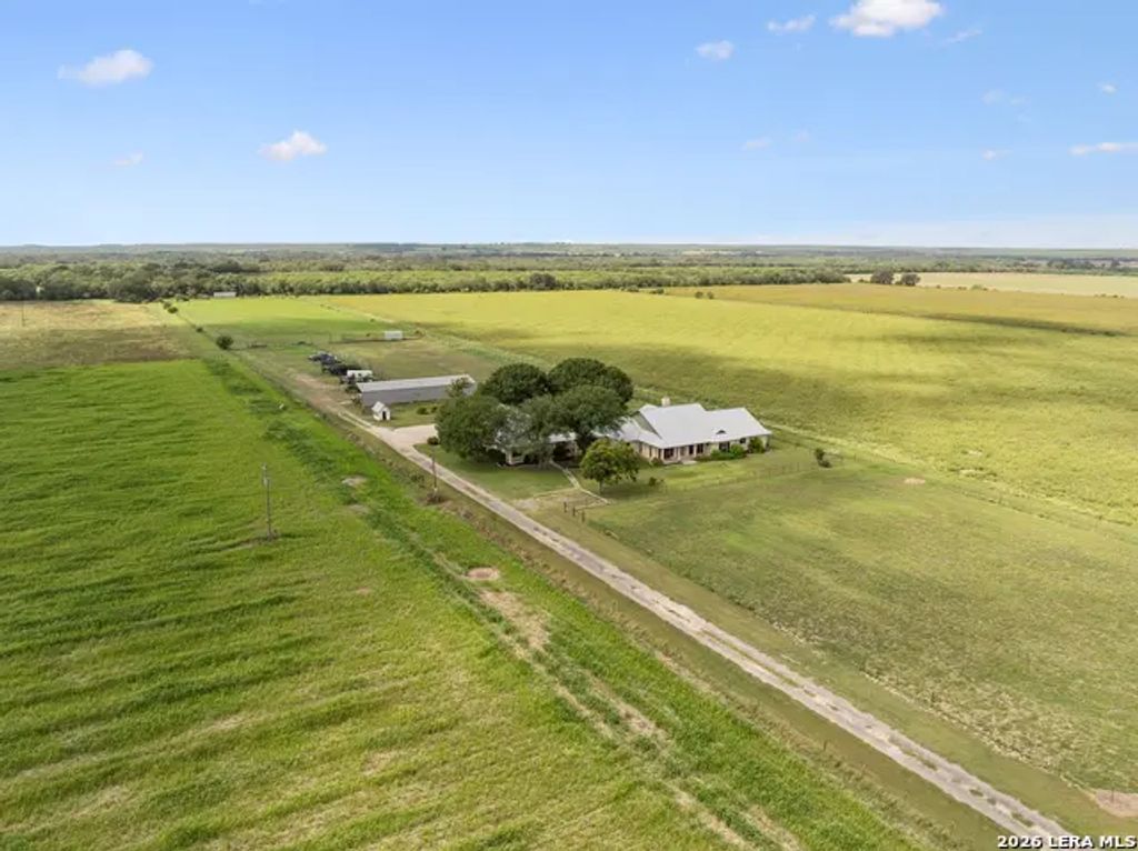 700 County Road 544, Hondo