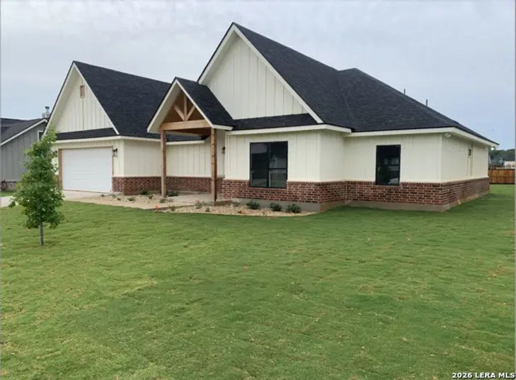 109 W Magnolia Cir, La Vernia