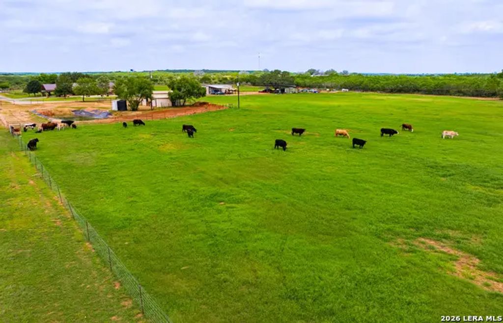 366 County Road 2543, Moore