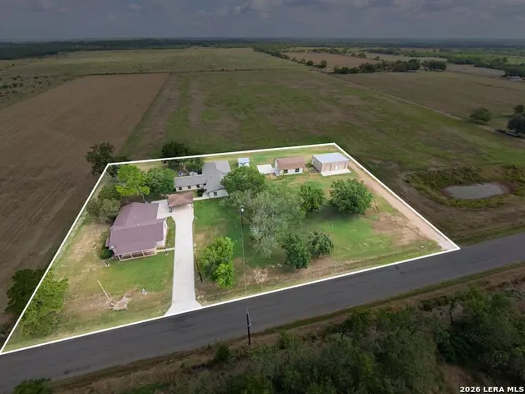 730 County Road 664, Devine